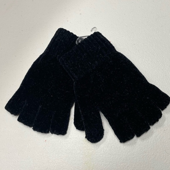 Claire’s Winter Gloves with Mini Pocket Cute Kitty Design Black - Picture 5 of 8